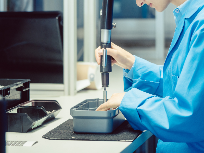 プラスチックの組み立てと装飾